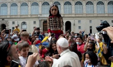 Pope Francis welcomes giant puppet to Vatican