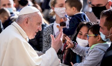 PAUS FRANSISKUS DAN 10 TAHUN PERJALANANNYA BERSAMA PARA PENGUNGSI