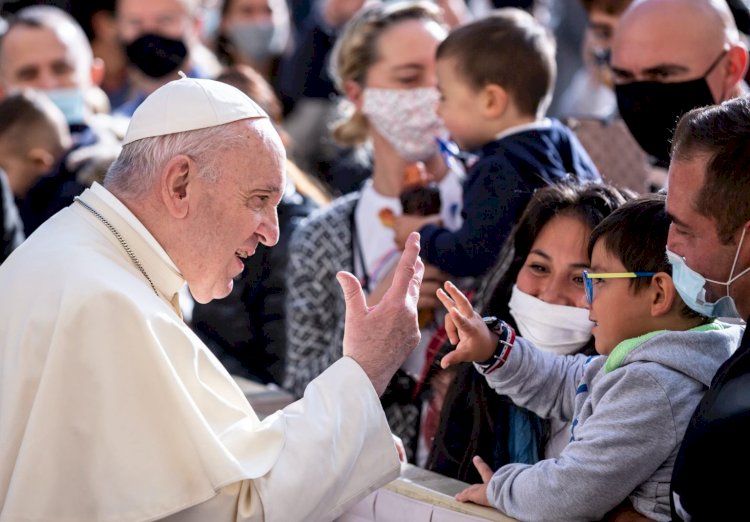 PAUS FRANSISKUS DAN 10 TAHUN PERJALANANNYA BERSAMA PARA PENGUNGSI